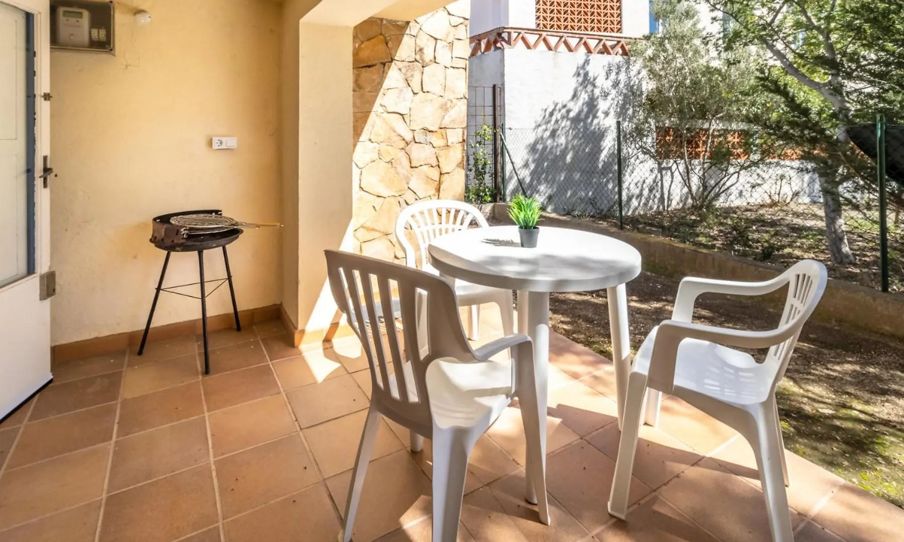 Grifeu 15 Apartamento Pequeno Con Patio Apartment