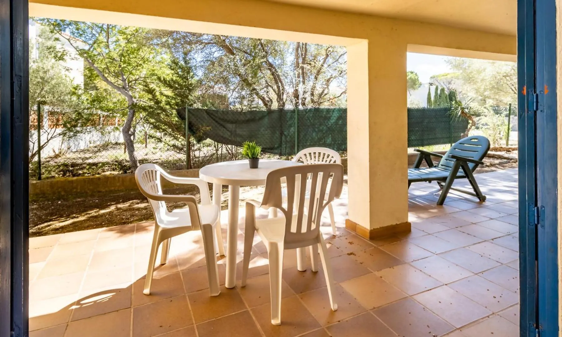 Grifeu 15 Apartamento Pequeno Con Patio